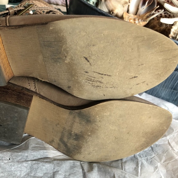 UNIQUE BOOTS 👢 Tan, w/Decorative Top , Size 8m.  MUST try on & see for yourself - Picture 6 of 12